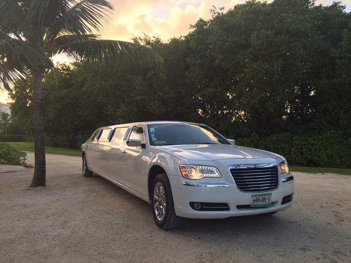 Limousine Chrysler 300 Tulum Playa del Carmen