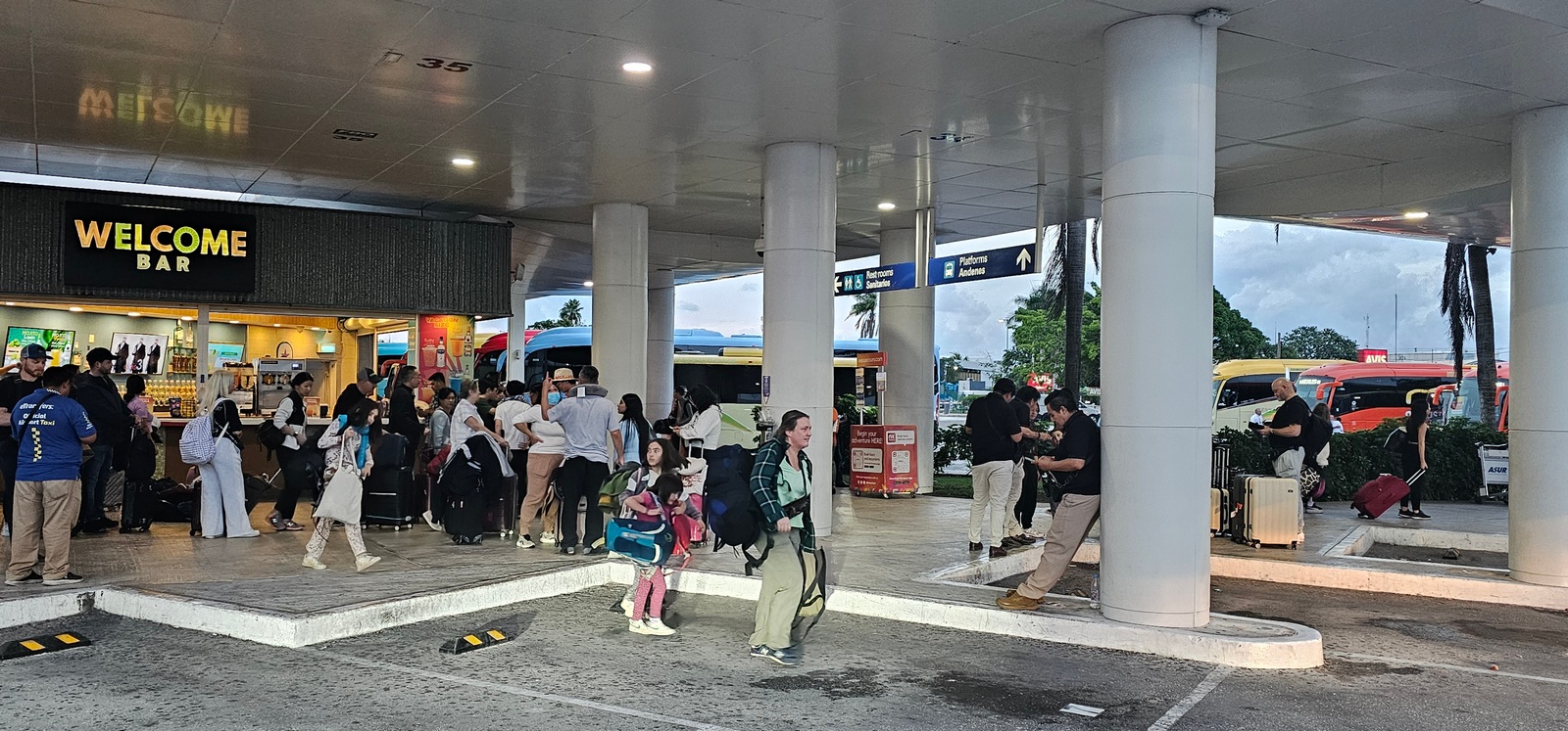 Welcome Bar at Terminal 2 - ideal group meeting point